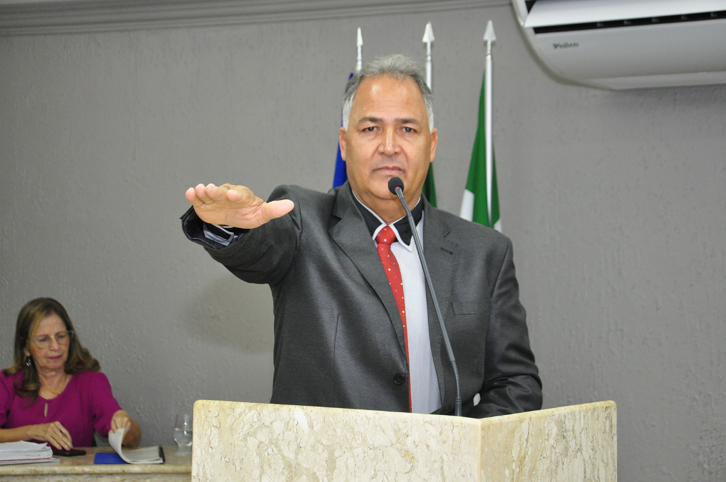 Antônio Manga toma posse na Câmara de Vereadores