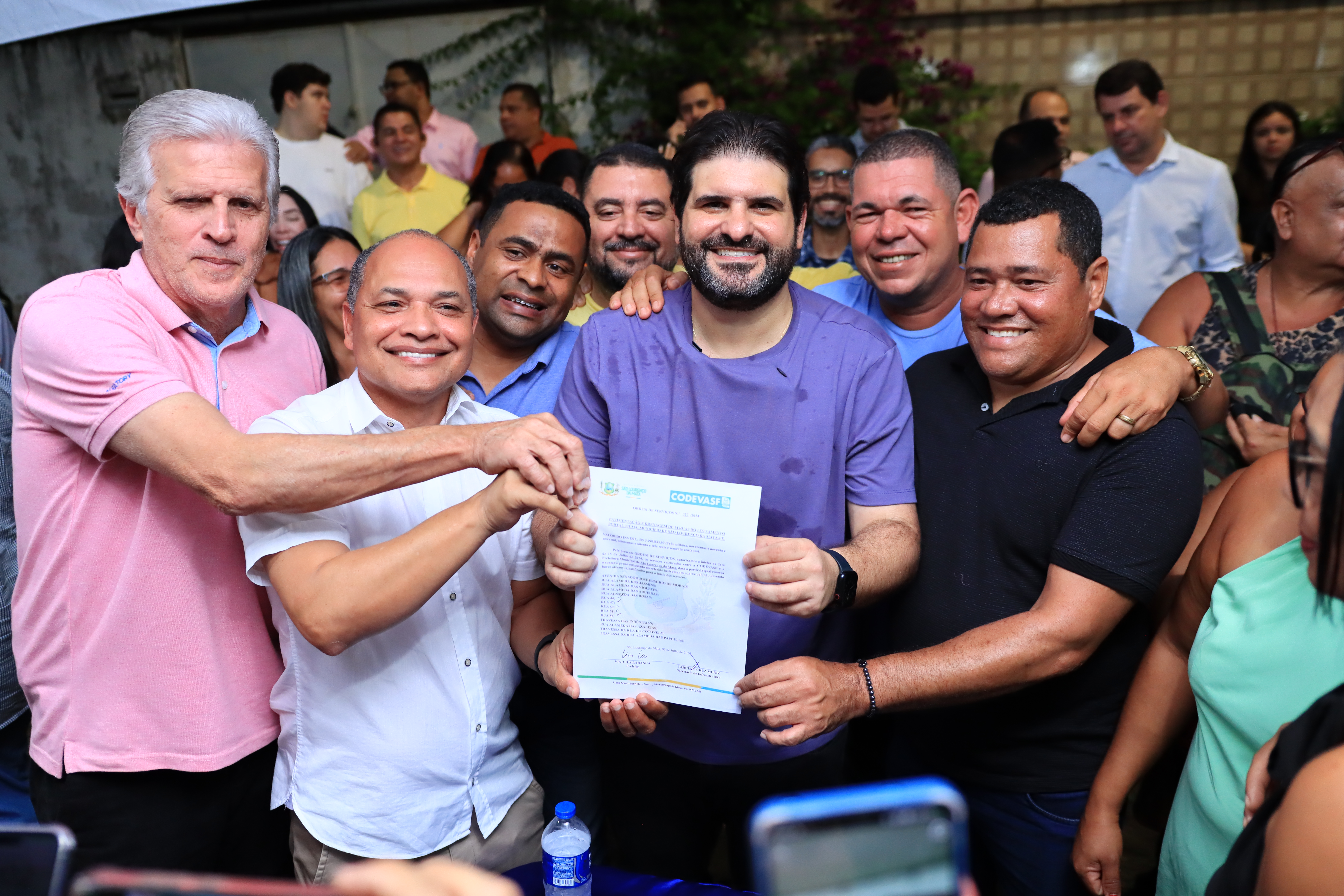 Parlamentares acompanham ordem de serviço para pavimentação das ruas da Chácara Tiúma